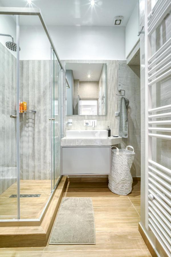 Stylish, Sunny New 2 Bedroom, Prime Central Афины Экстерьер фото