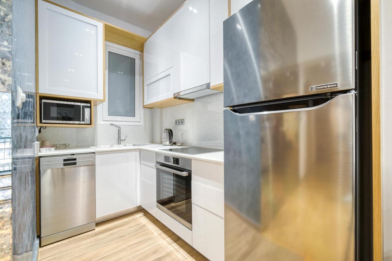 Stylish, Sunny New 2 Bedroom, Prime Central Афины Экстерьер фото
