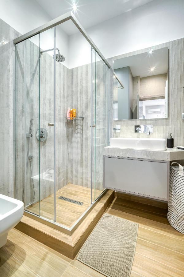 Stylish, Sunny New 2 Bedroom, Prime Central Афины Экстерьер фото