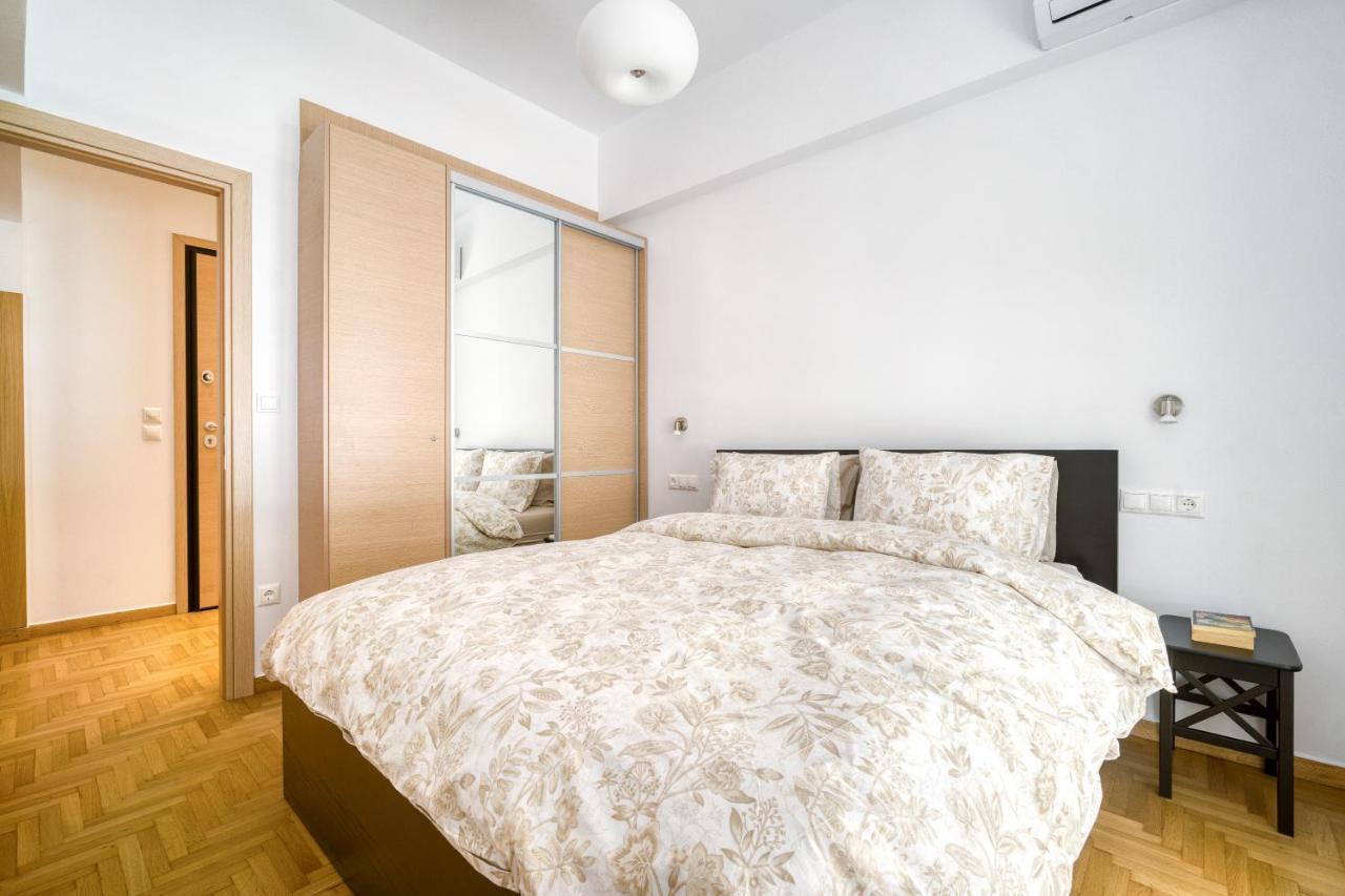 Stylish, Sunny New 2 Bedroom, Prime Central Афины Экстерьер фото