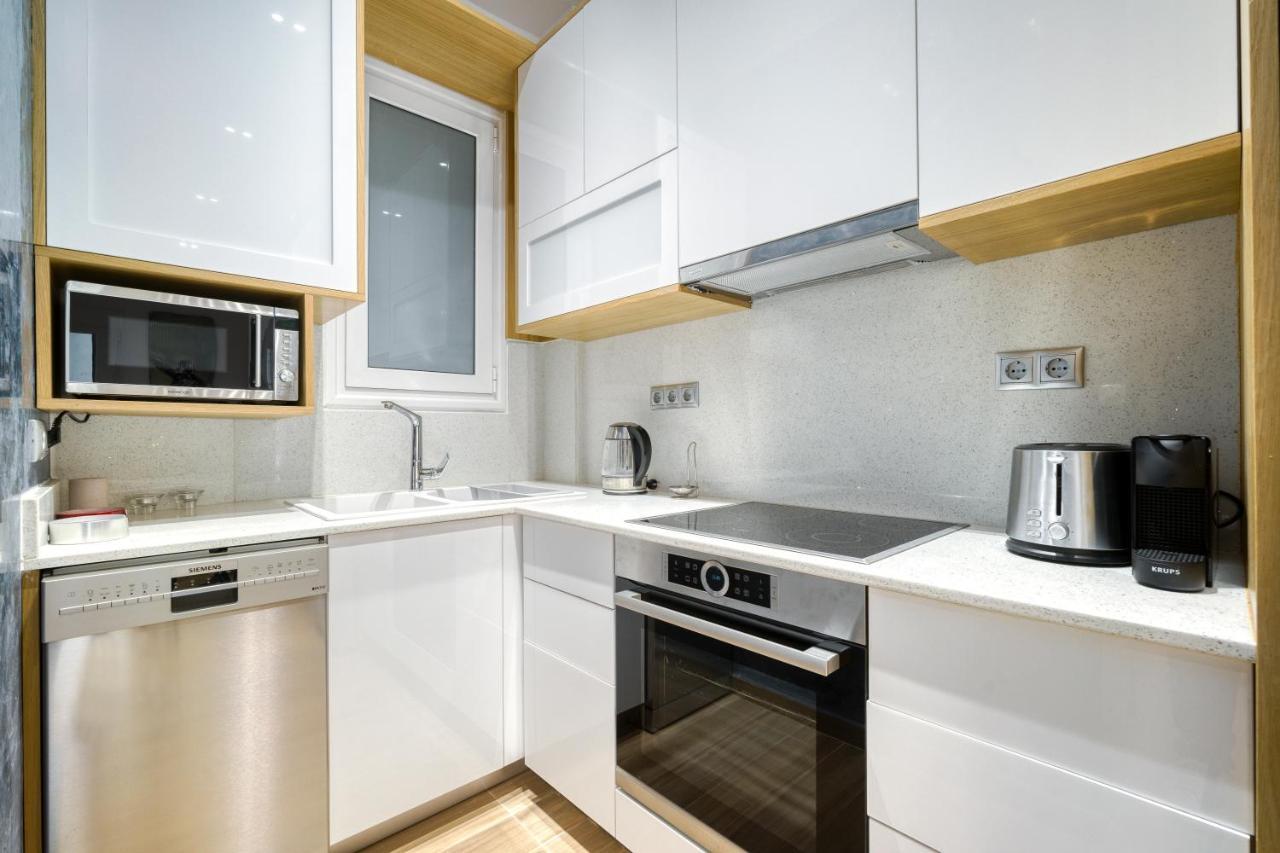 Stylish, Sunny New 2 Bedroom, Prime Central Афины Экстерьер фото
