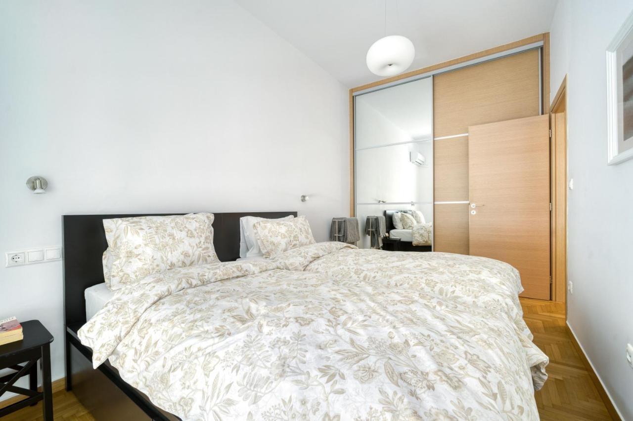 Stylish, Sunny New 2 Bedroom, Prime Central Афины Экстерьер фото