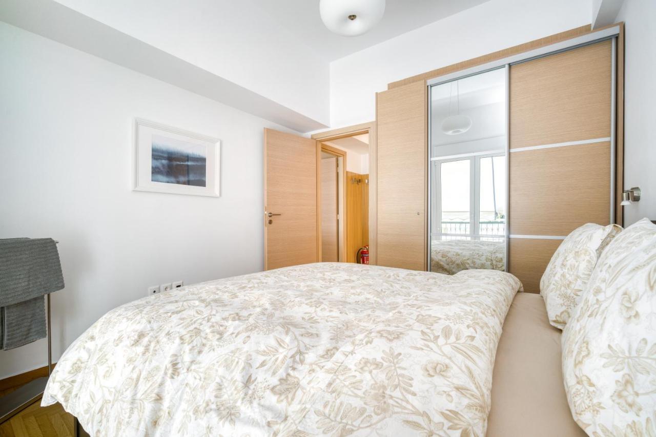 Stylish, Sunny New 2 Bedroom, Prime Central Афины Экстерьер фото