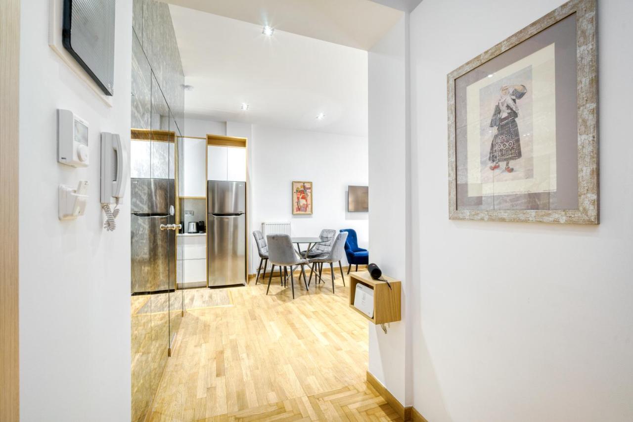 Stylish, Sunny New 2 Bedroom, Prime Central Афины Экстерьер фото